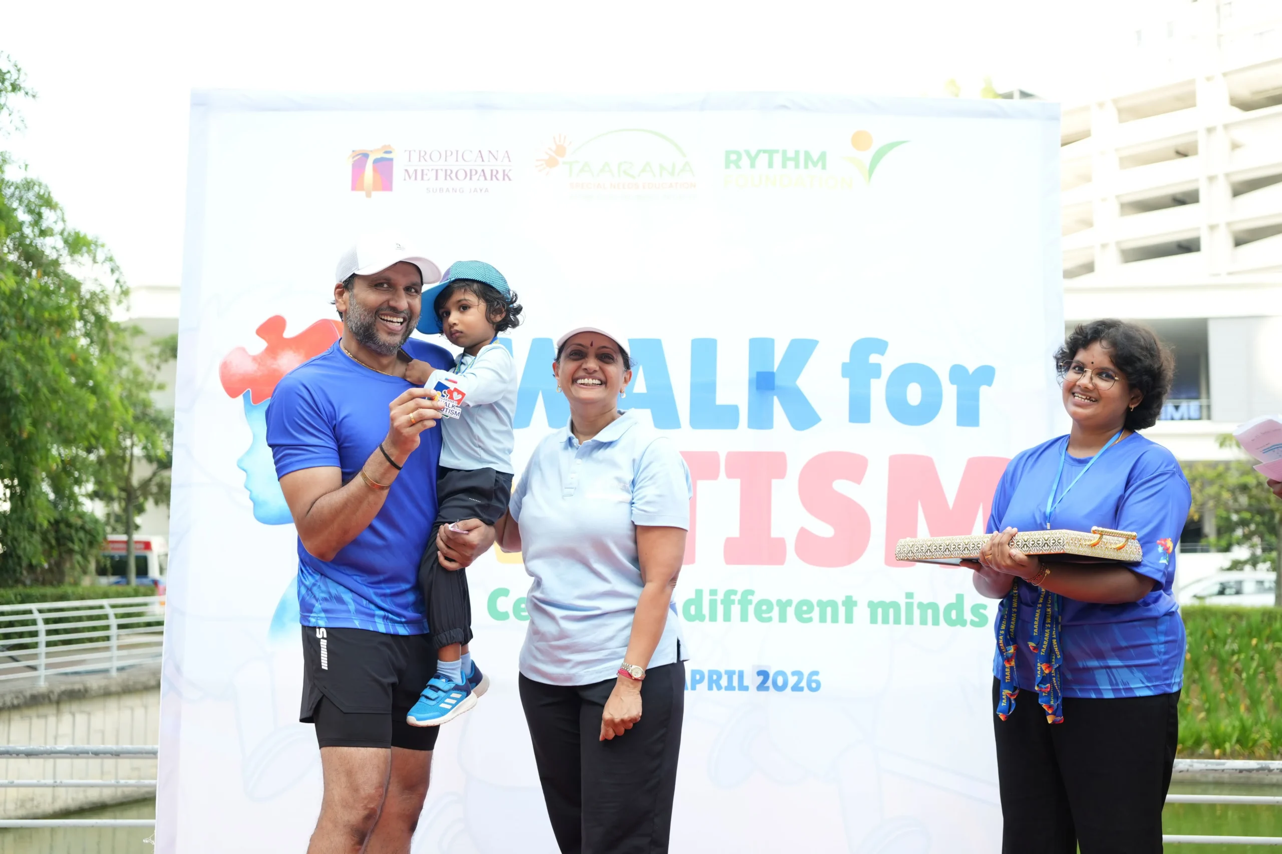 Datin Seri Umayal Eswaran recognises volunteers and participants during the event ceremony.