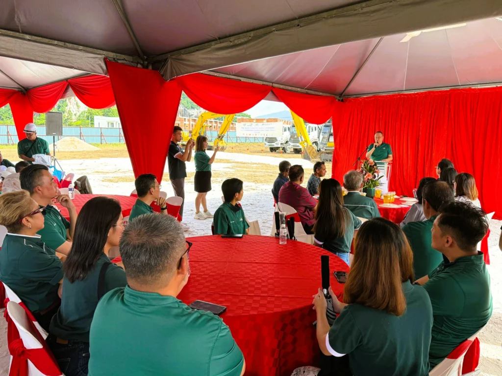 Dato’ Khor Siang Gin, Group Managing Director, Hunza Properties Berhad delivers remarks during the Site Work Commencement Ceremony for the new QIU campus.