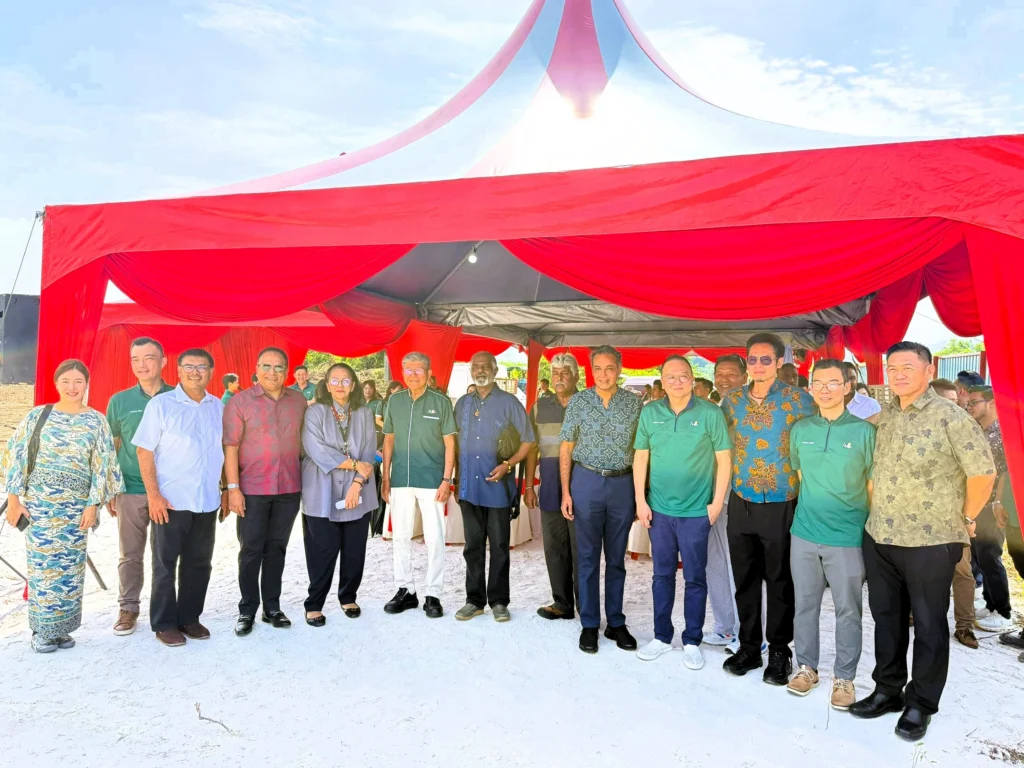 Representatives from QI Group, QIU, Hunza Properties and project partners pose for a group photograph during the site ceremony.