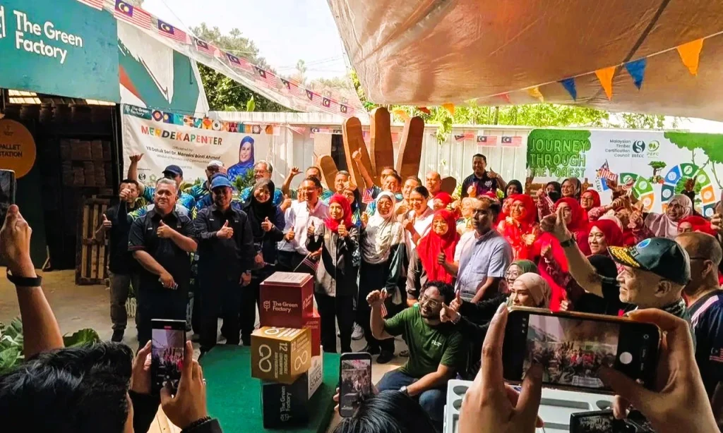 Participants and guests at Merdekapenter 2026 celebrating sustainable Malaysian craftsmanship at The Green Factory